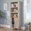 Unité de rangement rustique à tablettes réglables avec compartiments cachés, durable et élégante pour tous les décors.