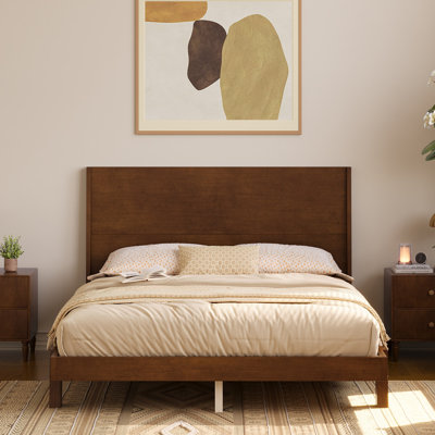 Lit plateforme en bois de style moderne du milieu du siècle, taille standard, avec tête de lit imposante et pieds fuselés inclinés, sans sommier, couleur noyer