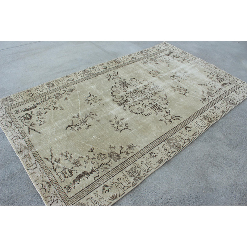 Tapis vintage rétro Oushak de style scandinave neutre idéal pour la salle à manger avec des accents verts et une texture moelleuse