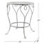 Table d'appoint ronde en fer de style campagne française (66 x 66 x 76 cm), fini argent vieilli, pieds torsadés et tablette inférieure pour petits objets. Pieds en forme de cœur. Parfait pour la décoration de terrasse.