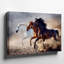 Toile dans un tableau dynamique "Three Horses Burst Into Motion with Wall Art", un étalon blanc frappant menant la charge, sa crinière qui coule, art mural-1442511090