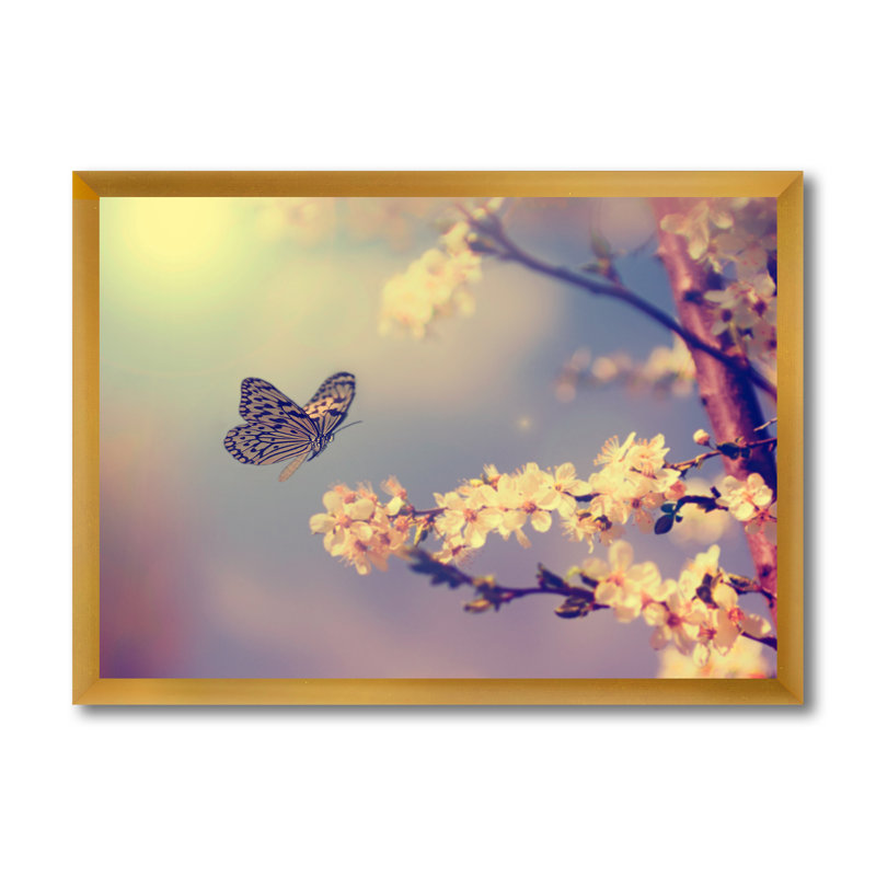 «Vintage Butterfly Flying To A White Flower», reproduction sur toile, H 24 po x l 32 po x P 1,5 po, Toile encadrée d'or