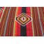Tapis kilim rouge fait à la main avec motif géométrique et rayures, idéal pour ajouter une touche rétro à votre décor