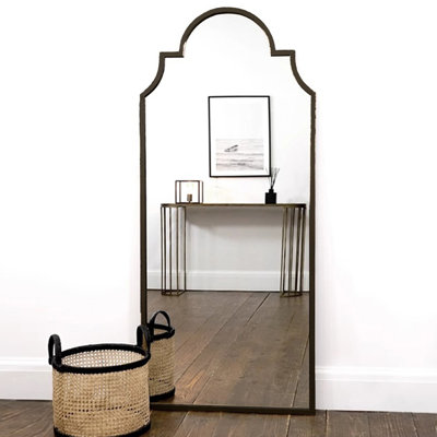 Miroir de garde-robe irrégulier: plancher et mur de style nordique
