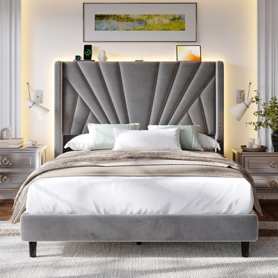 Base de lit tapissier pleine grandeur en velours, tête de lit à oreilles de 51 po de hauteur avec garniture cloutée, lumière DEL intégrée et station de charge USB Type-C, aucun sommier requis