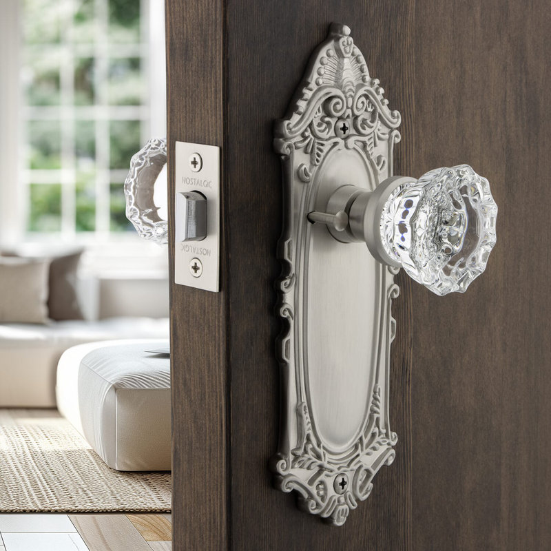 Plaque victorienne avec bouton de porte en cristal, Nickel satiné, 2 3/4 po
