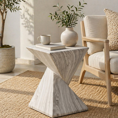 Table d'appoint moderne en béton 18,5 po de hauteur, table de bout de patio avec motif cannelé sculptural, table d'appoint minimaliste géométrique résistante aux intempéries pour jardin, balcon et bord de piscine, marbre gris