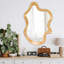 Miroir mural de forme irrégulière avec cadre en bois naturel