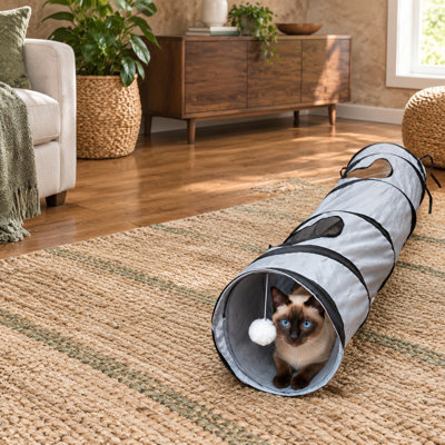 Un trou d'observation et une balle transforment ce tunnel d'intérieur pliable en un refuge pour chat.