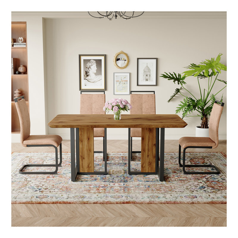 Ensemble de table et de chaises Ensemble de table de salle à manger en bois aggloméré texturé 67 po x 36 po avec chaises en tissu brun. Autocollant MDF, autocollant texturé de couleur bois, pieds de chaise de salle à manger en C noir, convient à la