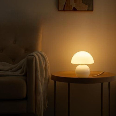 Cette lampe de table en forme de champignon est compacte et portative, une jolie mini avec un style Mid-Century moderne, un décor unique pour les chambres à coucher et les salons.