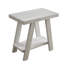 Table d'appoint contemporaine blanche avec tablette - Plateau en placage de bois dur offrant un espace de rangement supplémentaire et pieds élancés et inclinés. Plateau raffiné, pratique et élégante.