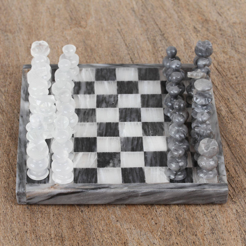 Mini jeu d'échecs gris et ivoire en onyx et marbre gris et ivoire