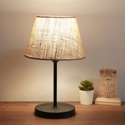 Lampe de table élégante en métal, couleur crème, 14 po x 8,3 po | 100% métal avec capuchon en jute, base en plastique | Hauteur totale: 14,2 pouces, câble de 59,0 pouces | Douille E27, 40 W maximum | Design scandinave moderne pour la maison ou le bureau