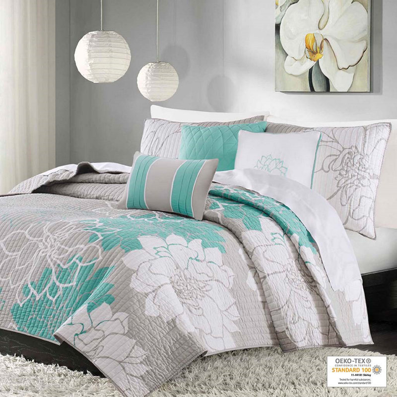 Reversible Printed Cotton Quilt Set with Decorative Pillows