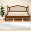 Très grand lit avec tête de lit en rotin, structure en bois aggloméré, chambre à coucher moderne