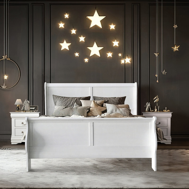 Grand lit d'apparence blanche, fabrication en bois de pin massif et placage de gomme, 3 lattes, sommier tapissier nécessaire, profondeur de 90 po, largeur de 62 po, hauteur de 47 po, poids de 69 lb, capacité de 660 lb