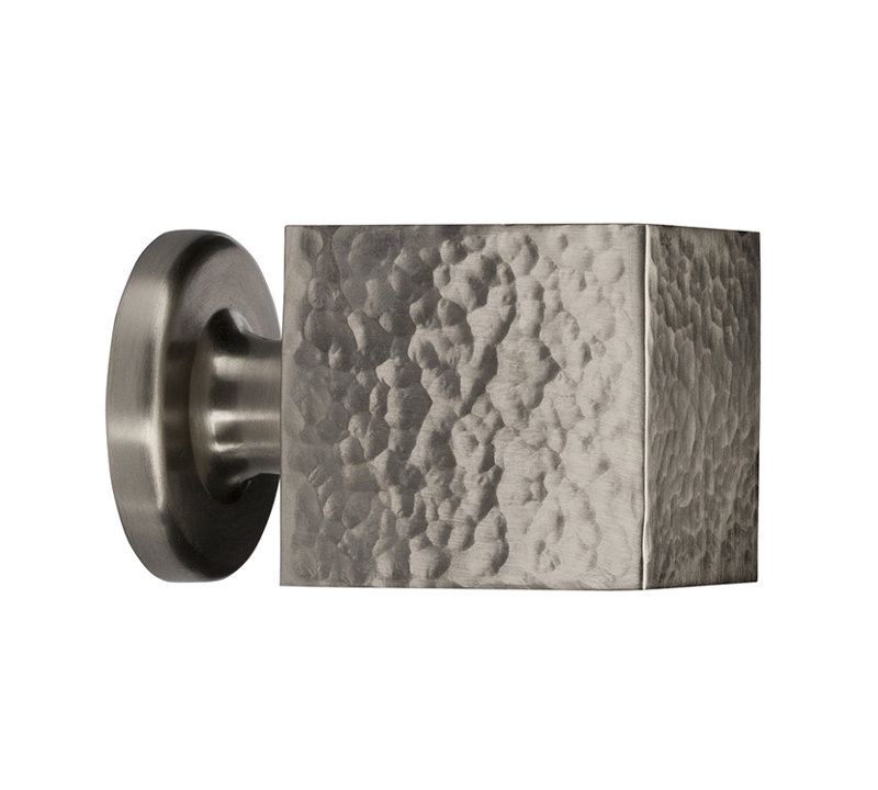 Poignée carrée Haute 15/16 po de longueur, Nickel brossé martelé, H 0,91 po x l 1,25 po x P 1,25 po