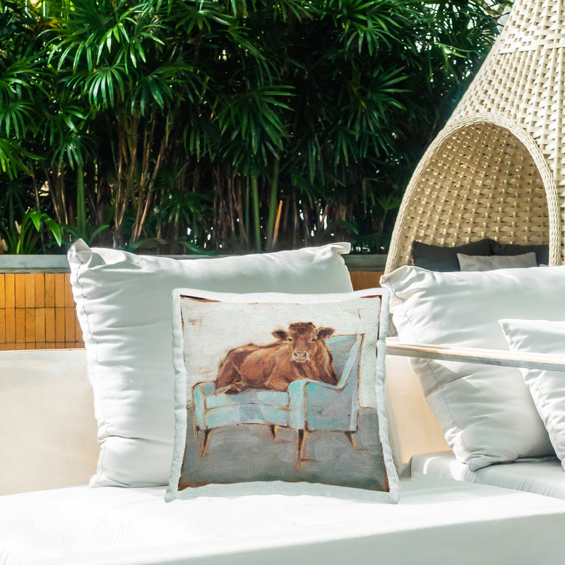 Coussin brun sur une chaise bleue