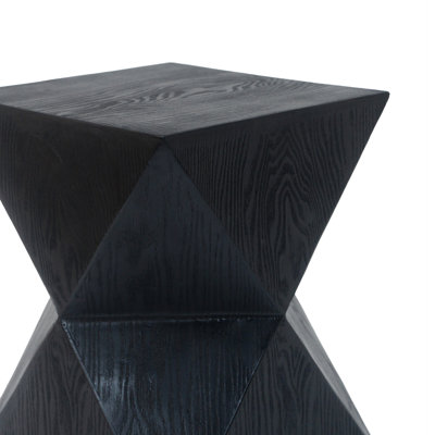 Table d'appoint 14,25 po Prismatic Symmetry en béton noir avec texture de grain de bois lisse et forme prismatique moderne