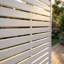 Paravent d'extérieur autoportant à 5 panneaux (hauteur 152 cm), cloison décorative à persiennes en PEHD avec cadre en acier, panneau de clôture résistant aux intempéries pour balcon, jardin et intérieur - Blanc et beige-115640911