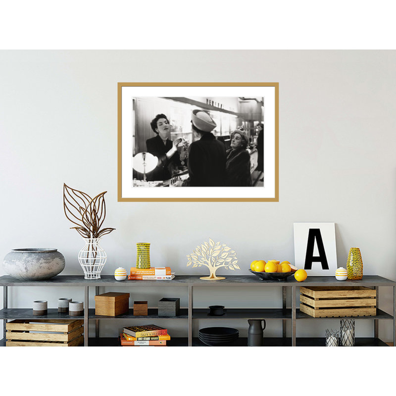«Women at Perfume Counter» par Dan Weiner, impression giclée sur cadre, 13.27" H x 16.75" W