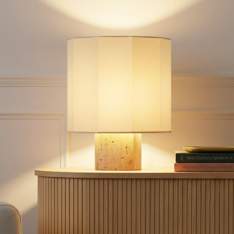 Lampe de table en pierre de travertin à DEL 10 po avec abat-jour géométrique crème Cleo