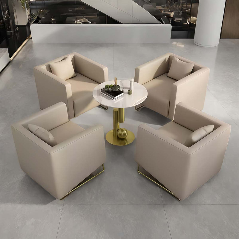 Un ensemble de réception beige avec canapé et table basse