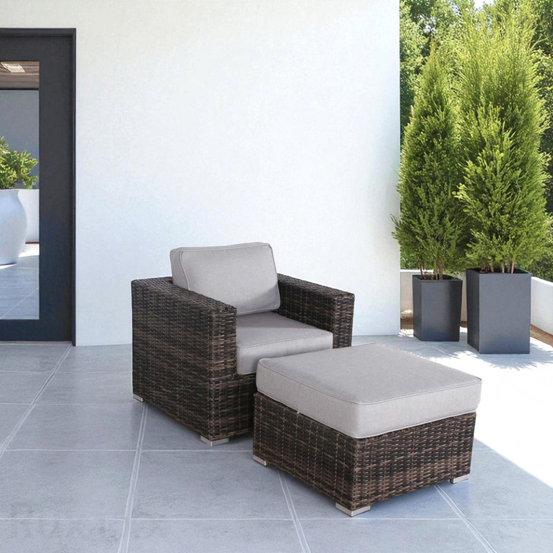 Ensemble de fauteuils d'extérieur en osier avec repose-pieds en osier avec méridienne de 5 pouces d'épaisseur