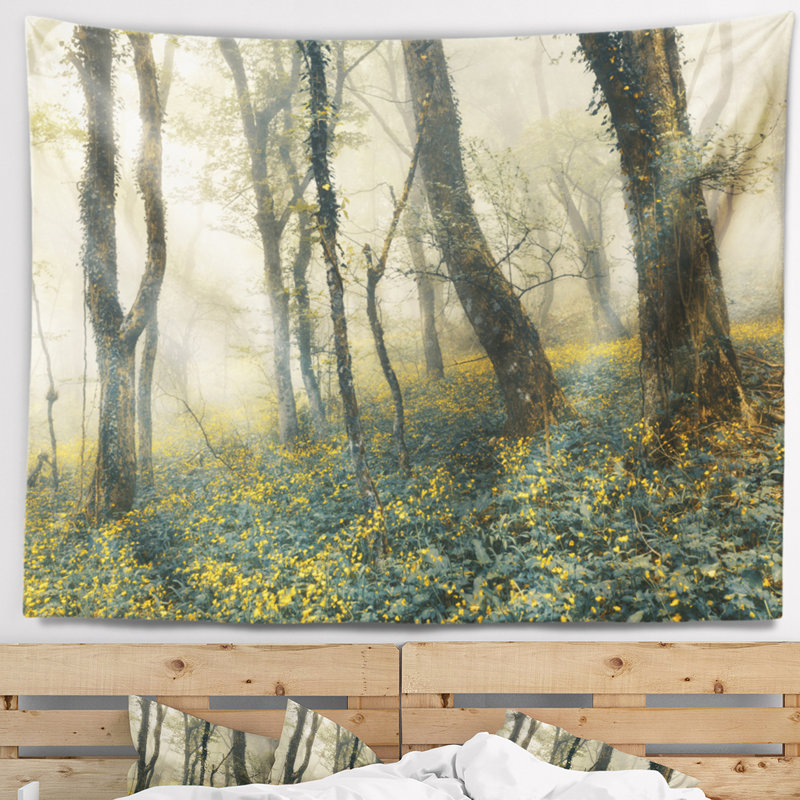 Forêt mystérieuse dans la tapisserie de brouillard Landscape, H 78 po x l 92 po