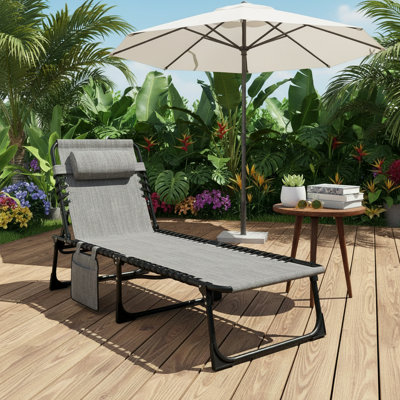 Chaise longue pliante grise pour l'extérieur, chaise de bronzage réglable à 5 positions avec poignée, poches latérales et coussin amovible. Convient aux jardins, aux plages, aux piscines et au camping.