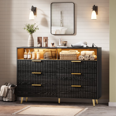 Commode 6 tiroirs avec lumières DEL et station de charge - Coffre moderne de 53,9 po de largeur avec poignée dorée et bois cannelé, tablette de rangement ouverte pour la chambre à coucher, couloir
