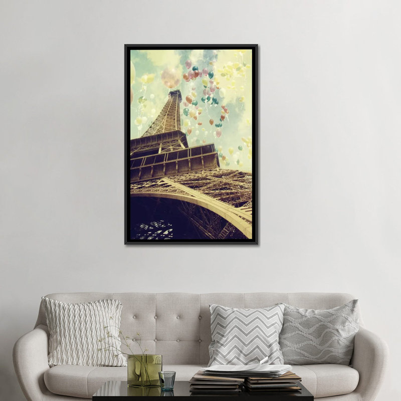 «Paris is Flying», photographie sur toile tendue, H 26 po x l 18 po x 1,5 po, Toile avec cadre noir, Pas de tapis