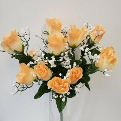 Roses avec fleurs artificielles