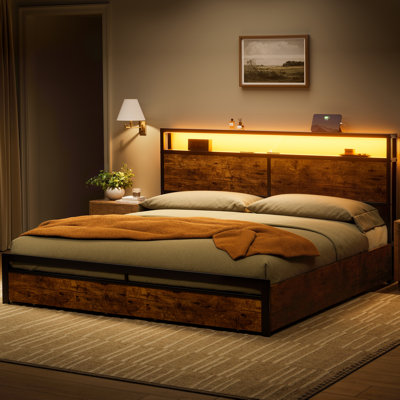 Cadre de lit moderne Livia avec 4 tiroirs et tête de lit ouverte avec rangement, lampe DEL réglable et station de recharge, sommier non requis.