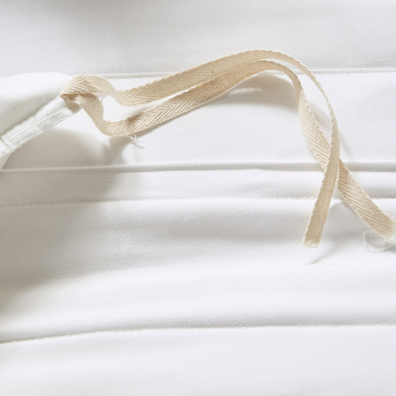 Couette blanche en microfibre avec fermeture à boutons et garniture à volants