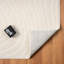 Tapis beige en polypropylène tissé à la machine à motif géométrique Kamrudeen-979659975