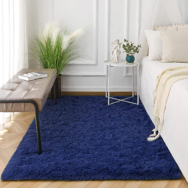 Tapis intérieur / extérieur en fausse fourrure / polyester de couleur unie 4 pi x 5,9 po Jaanvi