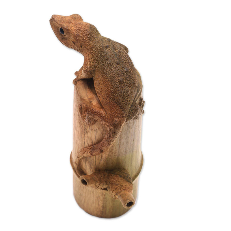 Sculpture tokek on a log Freelon