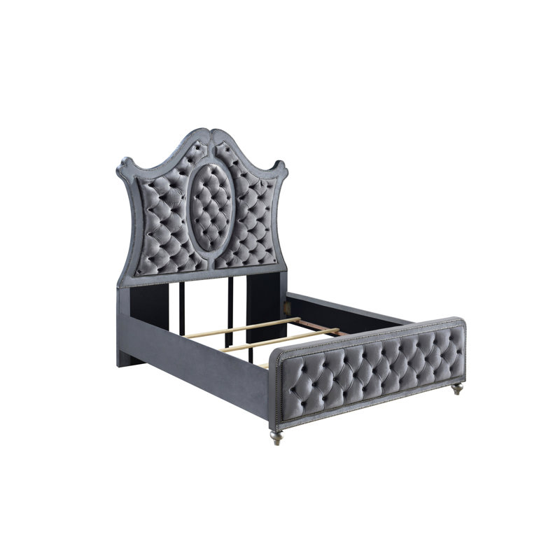 Lit à panneau luxueux avec tête de lit capitonnée à motif de losanges, garniture cloutée et revêtement gris argenté