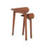 Ensemble de 2 tables de bout gigognes Amarius, conception triangulaire moderne de style Mid-Century, tables d'appoint d'appoint peu encombrantes, finition châtaignier chaude, largeur de 24 po