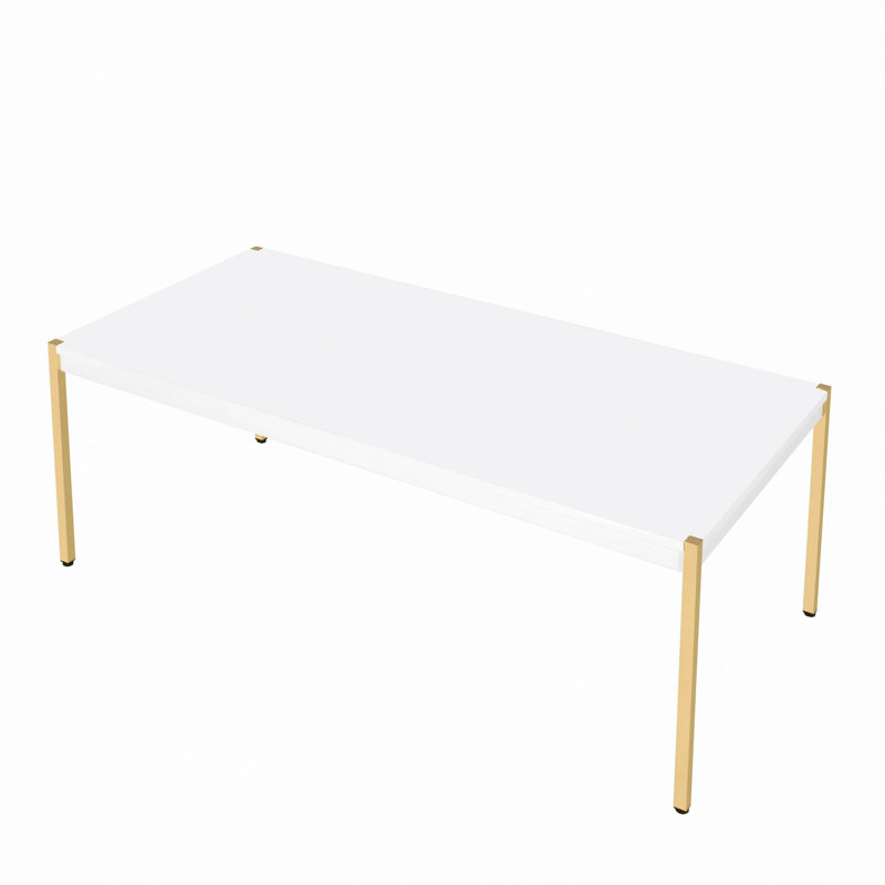 Table basse à finition dorée