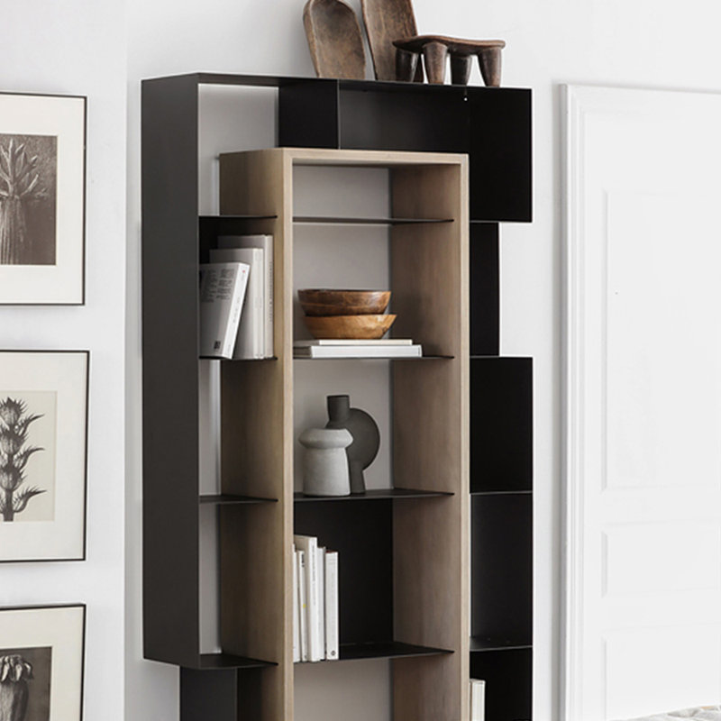 Bibliothèque minimaliste à plusieurs niveaux de style italien