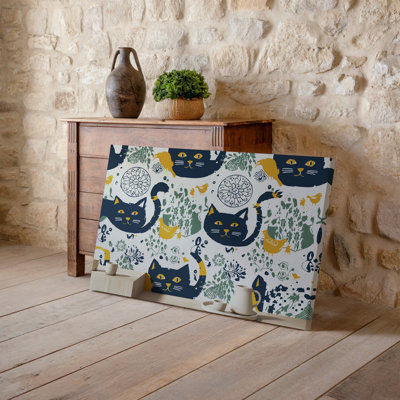 Toile «A Cosy Scandinavian Interior Scene», art mural fantaisiste avec des motifs stylisés audacieux de chats bleus foncés