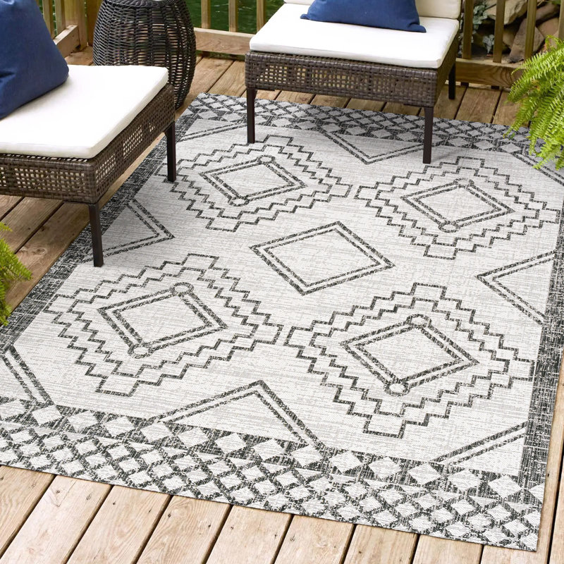 Winon Diamond Tribal Medallion Ivory/Black Indoor/Outdoor Rug, Rectangle 7'9" x 10'