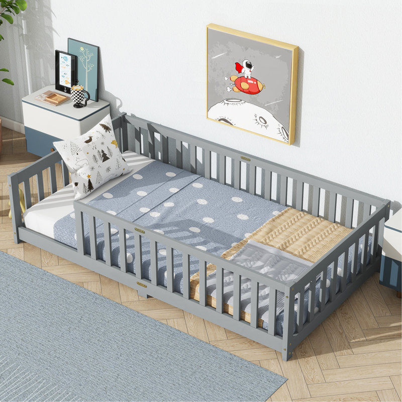 Lit simple au sol avec clôture sans porte, lit en bois d'hévéa avec garde-corps de sécurité, gris, Gris