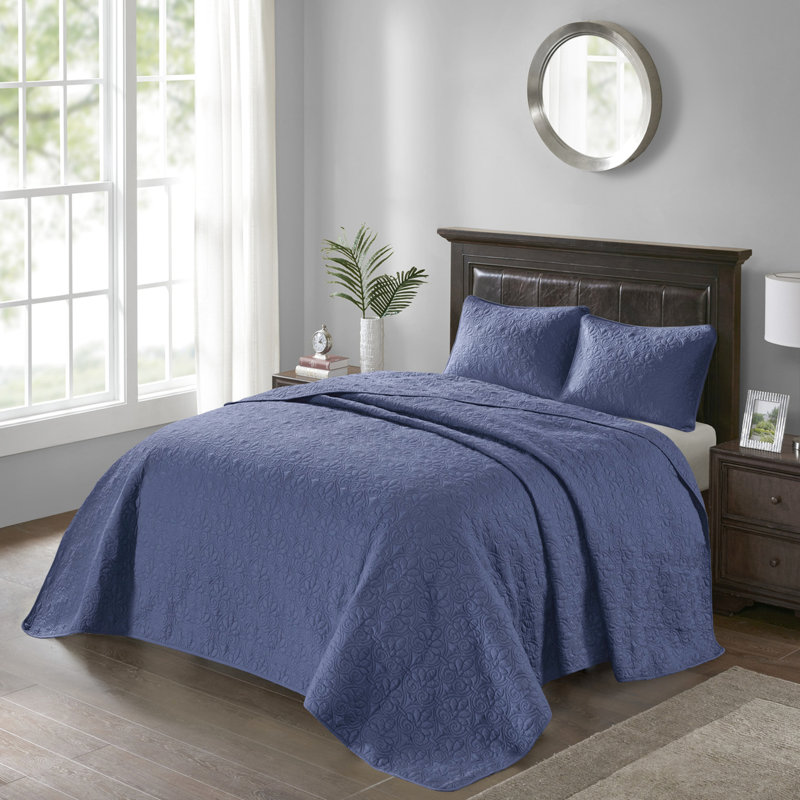 Couvre-lit réversible bleu marine très grand - texturé avec détails matelassés, rembourrage en coton prélavé pour plus de confort et 2 taies décoratives incluses.