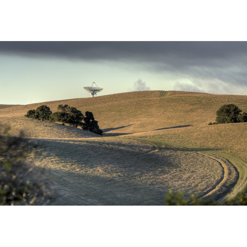 «Radar d'antenne sur une colline» par Rhyman007, H 12 po x l 18 po