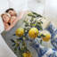 Jeté en flanelle de citrons dans des vases bleus-133044955