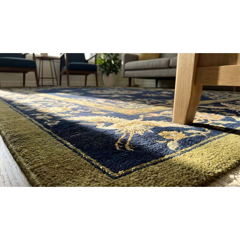 Tapis noué à motif floral antique